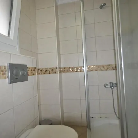 Sleeps 7 With Pool Air Con And Wifi